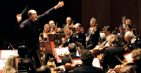 Sir Roger Norrington dirigiert des Radie-Synfonieorchester Stuttgart